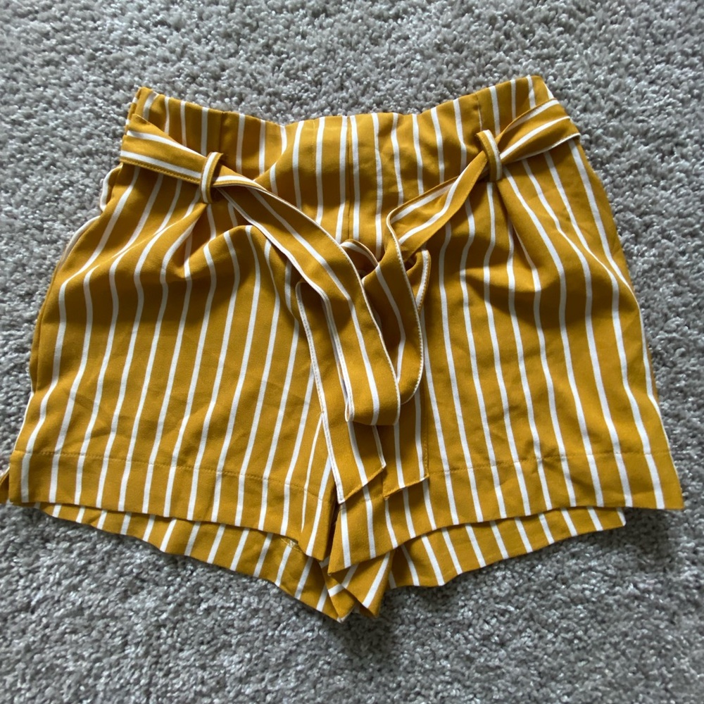 Striped shorts w/tie belt